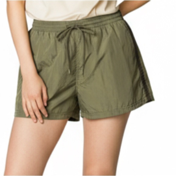 Athleta Pants - Athleta‎ Olive Expedition Shorts